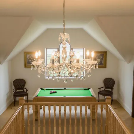 Stunning 5-bed Countryside Manor Near & Coastal Beaches *