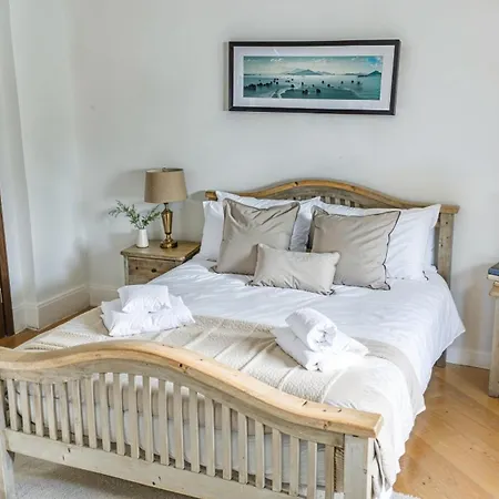 Stunning 5-bed Countryside Manor Near & Coastal Beaches Appartement *