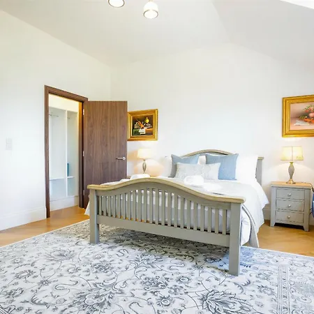 Stunning 5-bed Countryside Manor Near & Coastal Beaches *