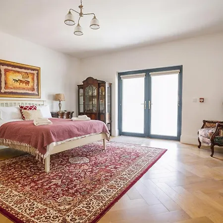 Stunning 5-bed Countryside Manor Near & Coastal Beaches *
