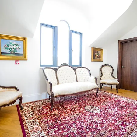 Stunning 5-bed Countryside Manor Near & Coastal Beaches *